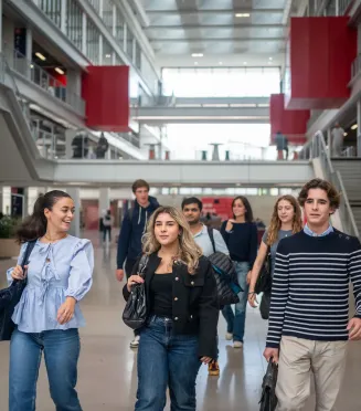 Des étudiants et étudiantes dans le campus d'emlyon business school de Lyon