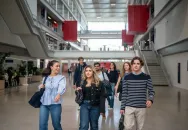 Des étudiants et étudiantes dans le campus d'emlyon business school de Lyon