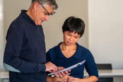 Executive MBA vs MBA Un enseignant en train de consulter les notes d’une étudiante.