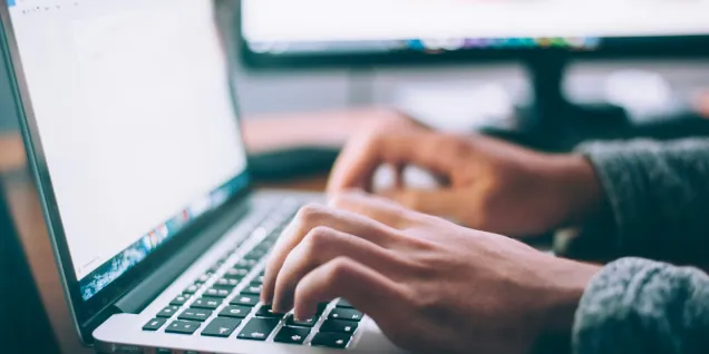 Mains tapant sur le clavier d'un ordinateur