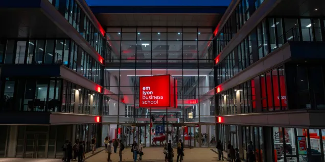 La vue aérienne de l’entrée Jean Jaurès d'emlyon business school