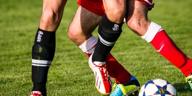 jambes footballeur ballon