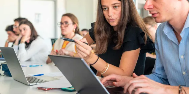 emlyon lance un double diplôme en partenariat avec UCL