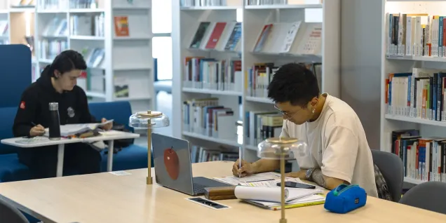 Des étudiants d'emlyon business school dans la bibliothèque de l'École