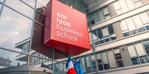 L’entrée du campus de Lyon, emlyon business school