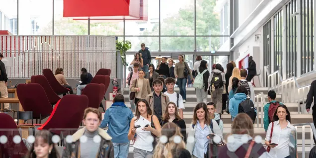 Un groupe d'étudiants d'emlyon