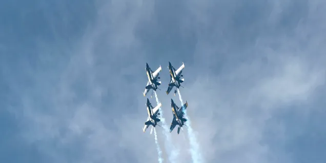 Quatre avions de l'armée volent dans le ciel