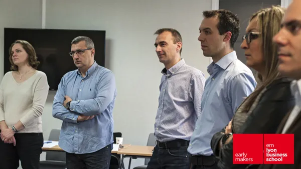 Un groupe de personnes qui écoutent attentivement 
