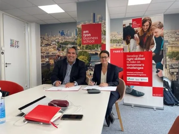 Julien Bensoussan et Isabelle Huault, founder Quanteam et présidente du directoire Emlyon
