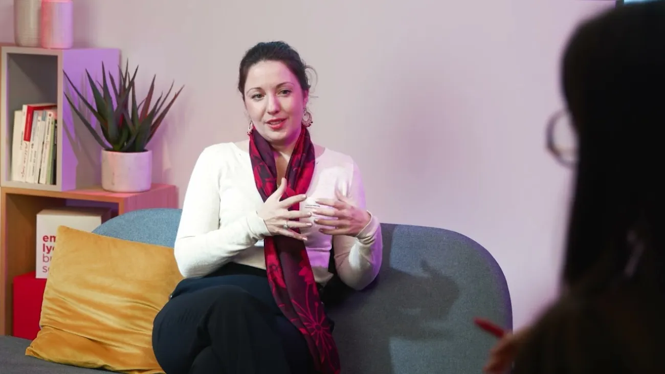 Preview image for the gge video "Paroles d'Alumni | Recruter et accompagner la nouvelle génération emlyon, Lucy Bonnetier (PGE 2010)".